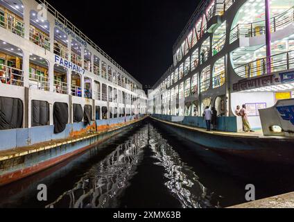 Fähre nach Barisal am Sadaghat Launch Terminal bei Nacht, Dhaka Division, Dhaka, Bangladesch Stockfoto