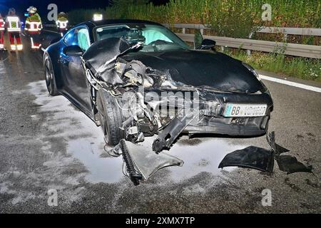 Porsche 911 und Elektro-VW verunfallen auf der A81 nahe dem Rasthof Wunnenstein - mehrere verletzte und sehr hoher Sachschaden 24.07.2024: Zwischen einem Porsche 911 und einem VW ID 3 kam es am späten Mittwochabend auf der A81 zu einem schweren Unfall. Die beiden Fahrzeuge prallten aus bisher unbekannte Ursache gegen 23:50 Uhr auf der A81 zwischen der AS Mundelsheim und dem Rasthof Wunnenstein zusammen. Beide Pkw wurden erheblich beschädigt, zur Versorgung der Verletzten und zur Absicherung der Unfallstelle fuhr die Feuerwehr Mundelsheim, ein Notarztzubringer und zwei Rettungswagen die Eins Stockfoto