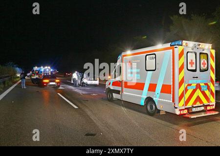 Porsche 911 und Elektro-VW verunfallen auf der A81 nahe dem Rasthof Wunnenstein - mehrere verletzte und sehr hoher Sachschaden 24.07.2024: Zwischen einem Porsche 911 und einem VW ID 3 kam es am späten Mittwochabend auf der A81 zu einem schweren Unfall. Die beiden Fahrzeuge prallten aus bisher unbekannte Ursache gegen 23:50 Uhr auf der A81 zwischen der AS Mundelsheim und dem Rasthof Wunnenstein zusammen. Beide Pkw wurden erheblich beschädigt, zur Versorgung der Verletzten und zur Absicherung der Unfallstelle fuhr die Feuerwehr Mundelsheim, ein Notarztzubringer und zwei Rettungswagen die Eins Stockfoto