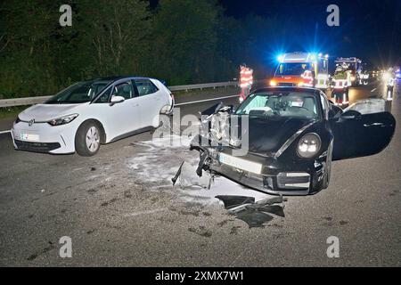 Porsche 911 und Elektro-VW verunfallen auf der A81 nahe dem Rasthof Wunnenstein - mehrere verletzte und sehr hoher Sachschaden 24.07.2024: Zwischen einem Porsche 911 und einem VW ID 3 kam es am späten Mittwochabend auf der A81 zu einem schweren Unfall. Die beiden Fahrzeuge prallten aus bisher unbekannte Ursache gegen 23:50 Uhr auf der A81 zwischen der AS Mundelsheim und dem Rasthof Wunnenstein zusammen. Beide Pkw wurden erheblich beschädigt, zur Versorgung der Verletzten und zur Absicherung der Unfallstelle fuhr die Feuerwehr Mundelsheim, ein Notarztzubringer und zwei Rettungswagen die Eins Stockfoto