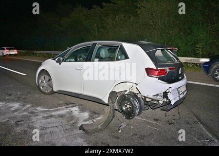 Porsche 911 und Elektro-VW verunfallen auf der A81 nahe dem Rasthof Wunnenstein - mehrere verletzte und sehr hoher Sachschaden 24.07.2024: Zwischen einem Porsche 911 und einem VW ID 3 kam es am späten Mittwochabend auf der A81 zu einem schweren Unfall. Die beiden Fahrzeuge prallten aus bisher unbekannte Ursache gegen 23:50 Uhr auf der A81 zwischen der AS Mundelsheim und dem Rasthof Wunnenstein zusammen. Beide Pkw wurden erheblich beschädigt, zur Versorgung der Verletzten und zur Absicherung der Unfallstelle fuhr die Feuerwehr Mundelsheim, ein Notarztzubringer und zwei Rettungswagen die Eins Stockfoto