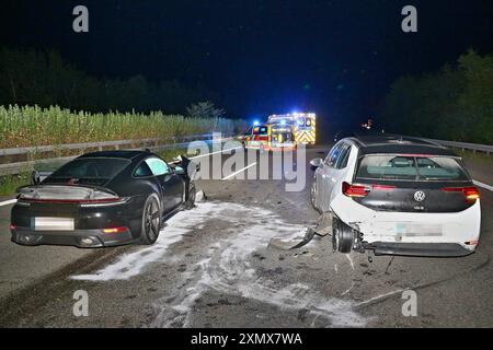 Porsche 911 und Elektro-VW verunfallen auf der A81 nahe dem Rasthof Wunnenstein - mehrere verletzte und sehr hoher Sachschaden 24.07.2024: Zwischen einem Porsche 911 und einem VW ID 3 kam es am späten Mittwochabend auf der A81 zu einem schweren Unfall. Die beiden Fahrzeuge prallten aus bisher unbekannte Ursache gegen 23:50 Uhr auf der A81 zwischen der AS Mundelsheim und dem Rasthof Wunnenstein zusammen. Beide Pkw wurden erheblich beschädigt, zur Versorgung der Verletzten und zur Absicherung der Unfallstelle fuhr die Feuerwehr Mundelsheim, ein Notarztzubringer und zwei Rettungswagen die Eins Stockfoto