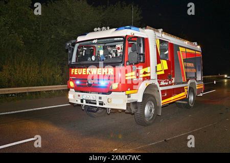 Porsche 911 und Elektro-VW verunfallen auf der A81 nahe dem Rasthof Wunnenstein - mehrere verletzte und sehr hoher Sachschaden 24.07.2024: Zwischen einem Porsche 911 und einem VW ID 3 kam es am späten Mittwochabend auf der A81 zu einem schweren Unfall. Die beiden Fahrzeuge prallten aus bisher unbekannte Ursache gegen 23:50 Uhr auf der A81 zwischen der AS Mundelsheim und dem Rasthof Wunnenstein zusammen. Beide Pkw wurden erheblich beschädigt, zur Versorgung der Verletzten und zur Absicherung der Unfallstelle fuhr die Feuerwehr Mundelsheim, ein Notarztzubringer und zwei Rettungswagen die Eins Stockfoto