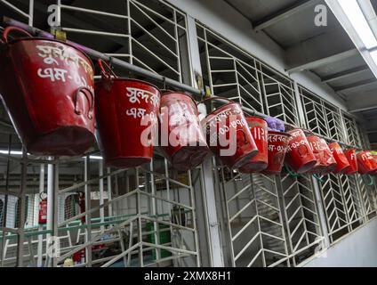 Eimer für Feuer in einer Fähre, Dhaka Division, Dhaka, Bangladesch Stockfoto