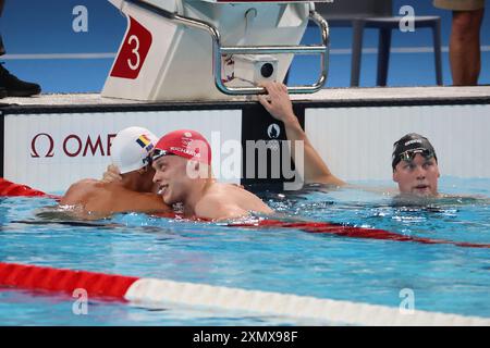 Paris, Ile de France, Frankreich. Juli 2024. David Popovici (Rumänien), Matthew Richards (Großbritannien) und Luke Hobson (USA) im 200-Meter-Freistil-Finale der Männer während der Olympischen Sommerspiele 2024 in Paris La Défense Arena. (Kreditbild: © David G. McIntyre/ZUMA Press Wire) NUR REDAKTIONELLE VERWENDUNG! Nicht für kommerzielle ZWECKE! Stockfoto