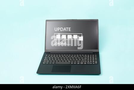 Laden von Updates, Laptop-Bildschirm mit Fortschrittsanzeige, Daten hochladen, Geschäftskonzept, Installationsanwendung Stockfoto