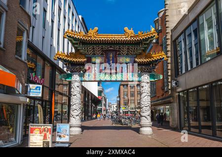 15. Juni 2024: Eingangstor von Haag Chinatown im Stadtzentrum von den Haag, Niederlande. Das Gebiet war Teil des jüdischen Stadtteils Stockfoto