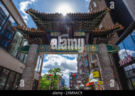 15. Juni 2024: Eingangstor von Haag Chinatown im Stadtzentrum von den Haag, Niederlande. Das Gebiet war Teil des jüdischen Stadtteils Stockfoto