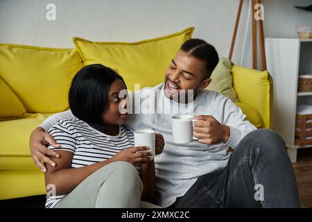 Afroamerikanisches Paar genießt gemütliche Momente mit Kaffee und Unterhaltung. Stockfoto