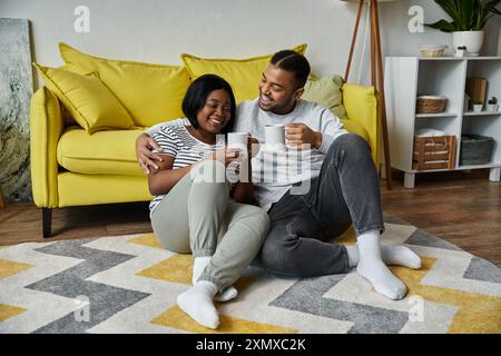 Ein liebevolles afroamerikanisches Paar genießt einen entspannenden Moment zu Hause. Stockfoto