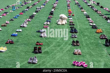 Istanbul, Türkei 06. Juni 2024: Schuhe, die auf dem Kulturfest in Istanbul ausgestellt wurden, repräsentieren die Erinnerung an die im Krieg verstorbenen Kinder Stockfoto