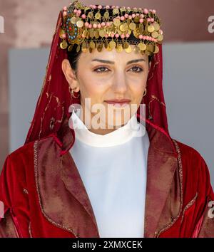 Istanbul, Türkei 06. Juni 2024: Ein türkisches Mädchen in traditioneller Kleidung beim Istanbul Kulturfestival Stockfoto