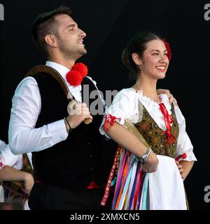 Istanbul, Türkei 06. Juni 2024: Sizilianische Volkstanz-Gruppe tanzt in ihren traditionellen Kostümen beim Kulturfestival in Istanbul Stockfoto