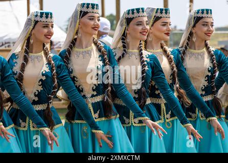 Istanbul, Türkei 06. Juni 2024: Aserbaidschanische Volkstanz-Gruppe tanzt in ihren traditionellen Kostümen beim Kulturfest in Istanbul Stockfoto