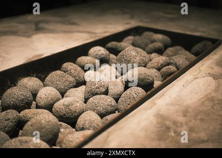 Tischdekoration aus Beton mit Natursteindekorationen in einer industriellen Inneneinrichtung Stockfoto