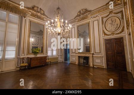 GENUA, ITALIEN, 20. JANUAR 2024 - das Wohnzimmer des Palastes von Cattaneo della Volta im historischen Zentrum von Genua, Italien Stockfoto