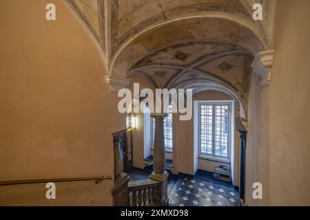 GENUA, ITALIEN, 20. JANUAR 2024 - die Treppe des Palastes von Cattaneo della Volta im historischen Zentrum von Genua, Italien Stockfoto