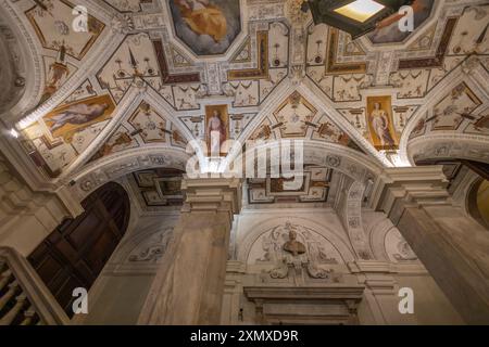 GENUA, ITALIEN, 19. JANUAR 2024 - die Decke des Eingangs des Palastes von Tobia Pallavicino oder Carrega - Cataldi, die Handelskammer von Genua Stockfoto