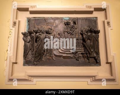 GENUA, ITALIEN, 20. JANUAR 2024 - schönes Bronze-Flachrelief in der Universitätskapelle von Genua in der Balbi Straße Nr. 5 in Genua, Italien Stockfoto