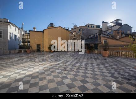 GENUA, ITALIEN, 20. JANUAR 2024 - der Außenhof des Palastes Pantaleo Spinola Gambaro in Genua, Italien Stockfoto