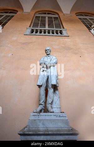 GENUA, ITALIEN, 29. JANUAR 2024 - die Statue von Giuseppe Mazzini im Tursi-Palast im historischen Zentrum von Genua, Italien Stockfoto