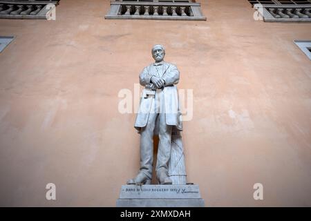 GENUA, ITALIEN, 29. JANUAR 2024 - die Statue von Giuseppe Mazzini im Tursi-Palast im historischen Zentrum von Genua, Italien Stockfoto