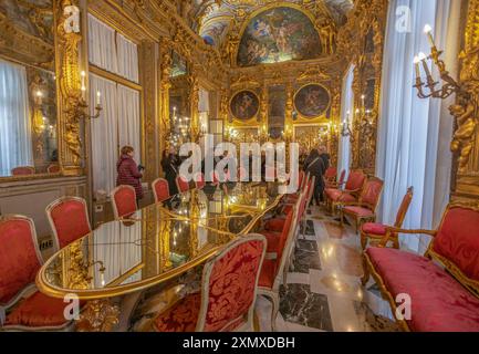 GENUA, ITALIEN, 19. JANUAR 2024 - der Spiegelsaal des Palastes von Tobia Pallavicino oder Carrega - Cataldi, die Handelskammer von Genua, Italien Stockfoto