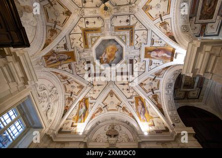 GENUA, ITALIEN, 19. JANUAR 2024 - die Decke des Eingangs des Palastes von Tobia Pallavicino oder Carrega - Cataldi, die Handelskammer von Genua Stockfoto