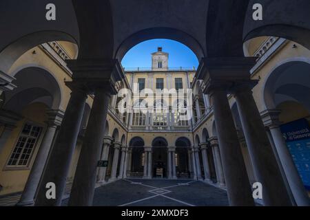 GENUA, ITALIEN, 20. JANUAR 2024 - Blick auf die Kolonnade im Innenhof der Universität Genua, Italien Stockfoto