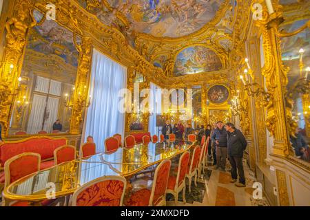 GENUA, ITALIEN, 19. JANUAR 2024 - der Spiegelsaal des Palastes von Tobia Pallavicino oder Carrega - Cataldi, die Handelskammer von Genua, Italien Stockfoto