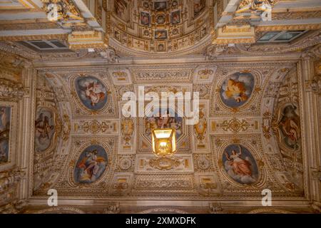 GENUA, ITALIEN, 19. JANUAR 2024 - die Decke eines der Räume des Palastes von Tobia Pallavicino oder Carrega - Cataldi, die Handelskammer von G Stockfoto