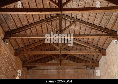 Innenansicht der Holzbalkendecke in Monasterio de San Juan de Duero, Soria, Spanien. Die Handwerkskunst unterstreicht die mittelalterliche architektonische tec Stockfoto