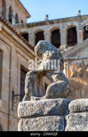 Nahaufnahme des Glockenturms der Stiftskirche Santa Juliana in Santillana del Mar, Kantabrien, Spanien. Die mittelalterliche Steinarchitektur steht an Stockfoto