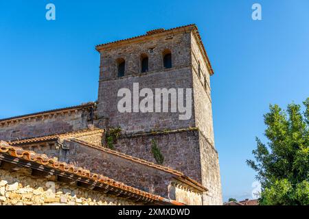 Nahaufnahme des Glockenturms der Stiftskirche Santa Juliana in Santillana del Mar, Kantabrien, Spanien. Die mittelalterliche Steinarchitektur steht an Stockfoto