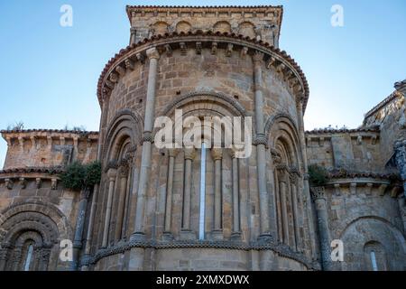 Nahaufnahme des Glockenturms der Stiftskirche Santa Juliana in Santillana del Mar, Kantabrien, Spanien. Die mittelalterliche Steinarchitektur steht an Stockfoto