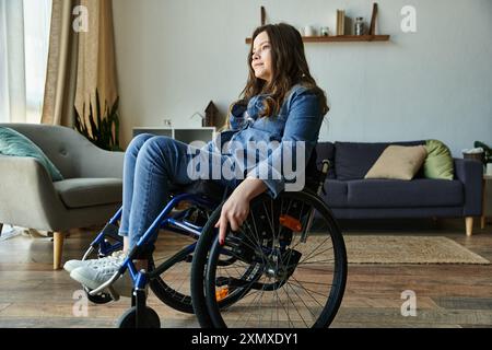 Eine junge Frau im Rollstuhl sitzt nachdenklich in ihrer modernen Wohnung. Stockfoto