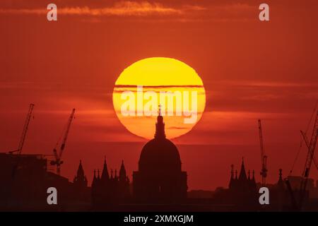 London, Großbritannien. 30. Juli 2024. Wetter in Großbritannien: Hitzewellen-Sonnenuntergang über St. Paul's Cathedral endet einen warmen Dienstag. Das Vereinigte Königreich hat möglicherweise seinen bisher heißesten Tag des Jahres, da die Temperaturen heute voraussichtlich über 30 °C (86 °F) liegen werden. Guy Corbishley/Alamy Live News Stockfoto