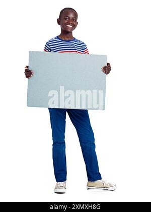 Schwarzer Junge, Porträt und leeres Poster im Studio, Plakat und Kinderinformationen auf weißem Hintergrund. Männliche Person, leeres Display und Mockup-Feld auf dem Schild Stockfoto