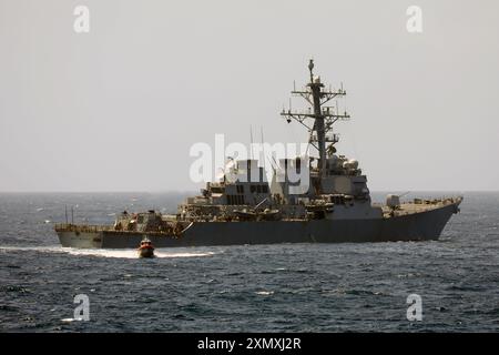 Coast Guard Cutter Stone (WMSL 758) betreibt Kleinboote mit dem Lenkraketenzerstörer der Arleigh-Burke-Klasse USS Donald Cook (DDG 75), 1. Juli, Stockfoto