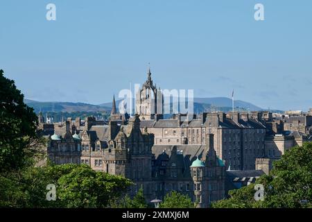 Edinburgh Schottland, Vereinigtes Königreich 30. Juli 2024. Blick vom Calton Hill über die Stadt in Richtung Altstadt. Credit sst/alamy Live News Stockfoto