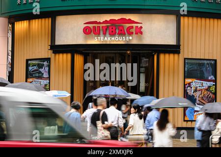 Hongkong, China. 30. Juli 2024. Die Leute gehen am Outback Steakhouse Restaurant vorbei. Da der Konsum in Hongkong schwach blieb, kündigte die Kette am Montag an, neun ihrer 19 Filialen in Hongkong zu schließen. (Kreditbild: © Keith Tsuji/ZUMA Press Wire) NUR REDAKTIONELLE VERWENDUNG! Nicht für kommerzielle ZWECKE! Quelle: ZUMA Press, Inc./Alamy Live News Stockfoto