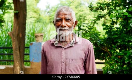 Happy Senior Indian Farmer Lächeln, für Social Media Banner, Broschüre, Poster. Studio-Aufnahme. Stockfoto
