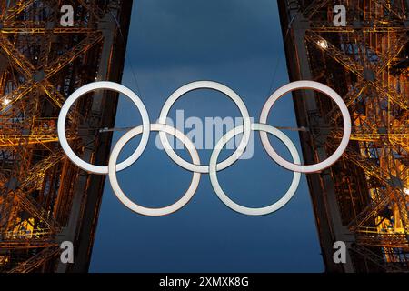 Paris, Frankreich. Juni 2024. Olympische Ringe auf dem Eiffelturm während der Olympischen Spiele Paris 2024 am 29. Juli 2024 im Champ-de-Mars in Paris, Frankreich - Foto Stephane Allaman/DPPI Media Credit: DPPI Media/Alamy Live News Stockfoto