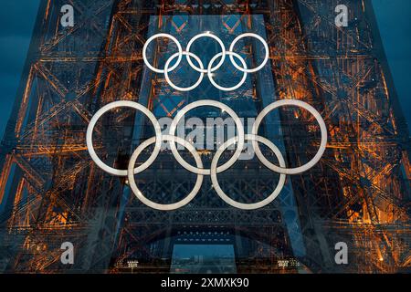 Paris, Frankreich. Juni 2024. Olympische Ringe auf dem Eiffelturm während der Olympischen Spiele Paris 2024 am 29. Juli 2024 im Champ-de-Mars in Paris, Frankreich - Foto Stephane Allaman/DPPI Media Credit: DPPI Media/Alamy Live News Stockfoto