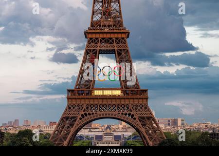 Paris, Frankreich. Juni 2024. Olympische Ringe auf dem Eiffelturm während der Olympischen Spiele Paris 2024 am 29. Juli 2024 im Champ-de-Mars in Paris, Frankreich - Foto Stephane Allaman/DPPI Media Credit: DPPI Media/Alamy Live News Stockfoto