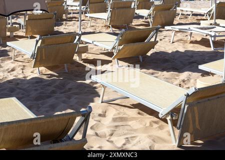 Leere Sonnenliegen am Sandy Beach Stockfoto