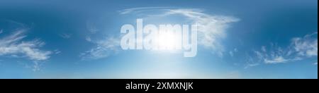 Blauer Sommerhimmel mit hellen Cirrus-Wolken. HDR 360 nahtloses sphärisches Panorama. Voller Zenit oder Himmelskuppel in 3D, Himmelsersatz für Antenne Stockfoto