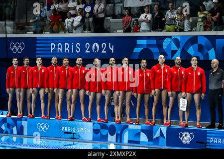 Paris, Frankreich. 30. Juli 2024. Die Athleten des Teams Serbien stellen sich vor dem Wasserpolo-Match zwischen dem Team Australia (weiße Kappen) und dem Team Serbien (blaue Kappen) während der Olympischen Spiele 2024 im Aquatics Centre in Paris (Frankreich) am 30. Juli 2024 an. Quelle: Insidefoto di andrea staccioli/Alamy Live News Stockfoto