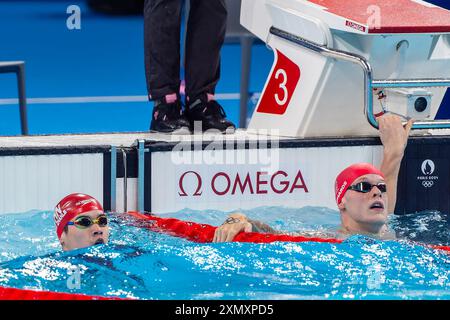 Nanterre, Frankreich. 30. Juli 2024. NANTERRE, FRANKREICH - JULI 30: Zhanle Pan aus China und Matthew Richards aus Großbritannien nach Teilnahme in der 100 m Freistil-Vorläufe der Männer am 4. Tag des Schwimmens - Olympische Spiele Paris 2024 in der Paris La Defense Arena am 30. Juli 2024 in Nanterre, Frankreich. (Foto: Joris Verwijst/BSR Agency) Credit: BSR Agency/Alamy Live News Stockfoto