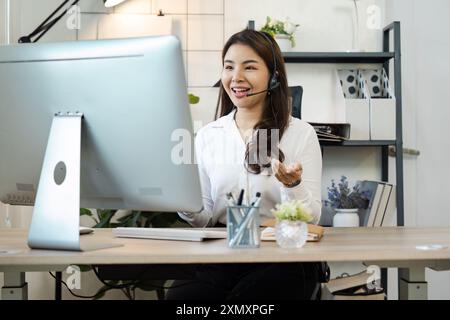 Professioneller Callcenter-Agent, der in modernen Büroumgebungen den Kundendienst mit Headset unterstützt Stockfoto